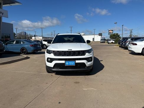 Used 2025 Jeep Compass Latitude w/ Altitude Special Edition AWD/4WD image 2