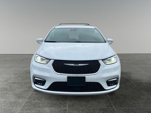 Used 2021 Chrysler Pacifica Touring-L image 2