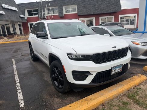 Used 2023 Jeep Grand Cherokee Altitude image 2