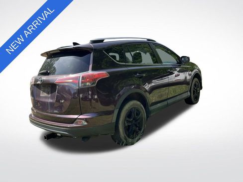 Used 2018 Toyota RAV4 LE FWD image 3