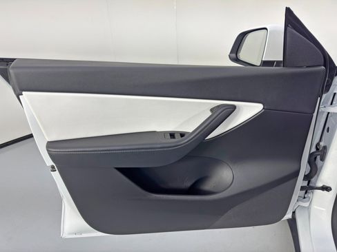 Used 2021 Tesla Model Y Long Range image 42