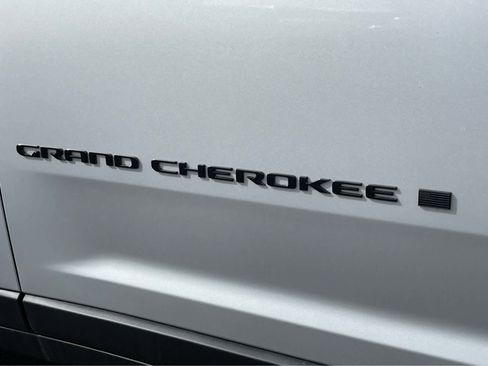 New 2025 Jeep Grand Cherokee Altitude image 9