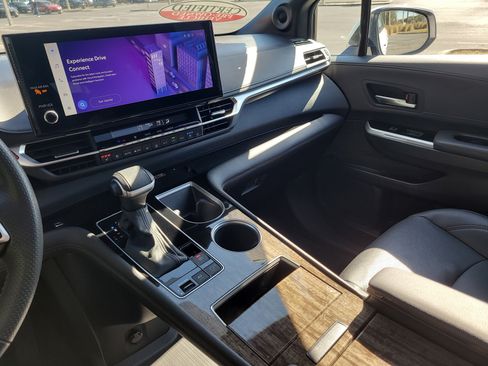 Used 2025 Toyota Sienna Limited image 23