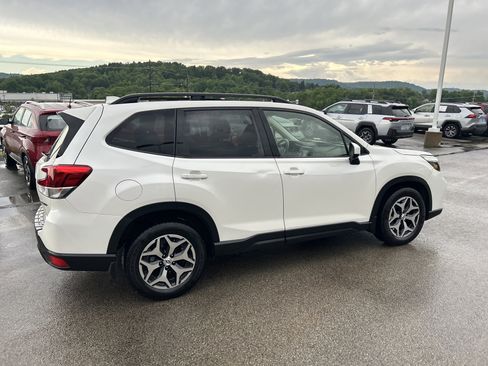 Used 2019 Subaru Forester Premium AWD/4WD image 4