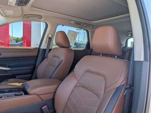 Used 2025 Nissan Pathfinder Platinum AWD/4WD image 6