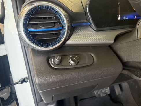 Used 2025 Chevrolet Trax LT FWD image 9