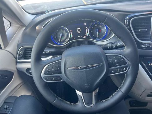 Used 2024 Chrysler Pacifica Touring-L image 19