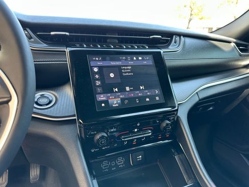 Used 2023 Jeep Grand Cherokee L Laredo image 11