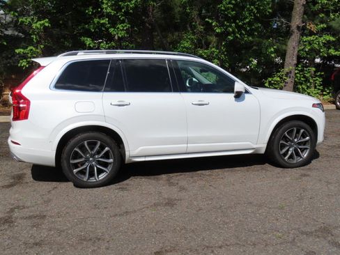 Used 2018 Volvo XC90 T6 Momentum w/ Convenience Package AWD/4WD image 4