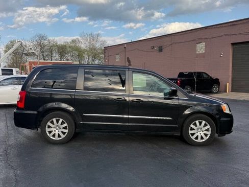 Used 2014 Chrysler Town & Country Touring FWD image 8