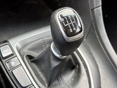 Used 2019 Hyundai Veloster 2.0 image 16