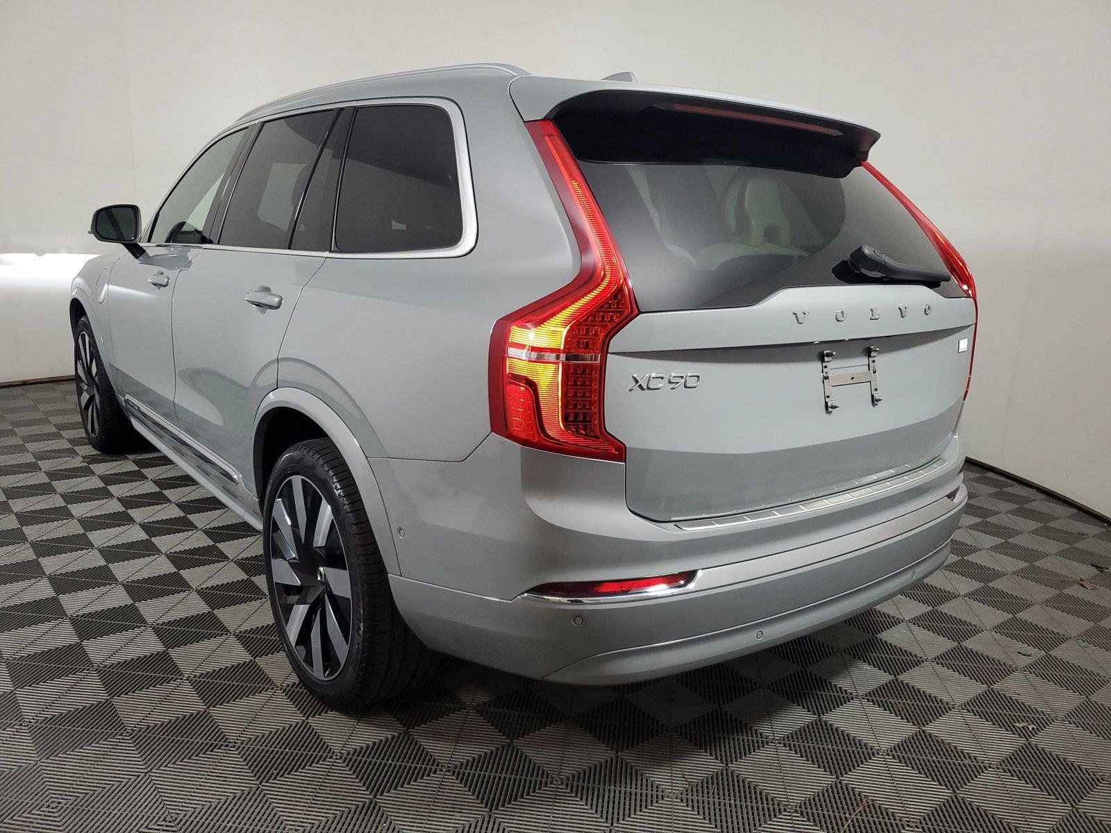 Used 2024 Volvo XC90 T8 Plus w/ Protection Package Premier AWD/4WD image 4