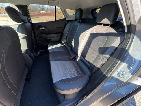 Used 2025 Chevrolet Trax LT image 32