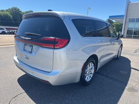 Used 2024 Chrysler Pacifica Touring-L FWD image 3