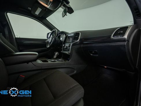Used 2019 Jeep Grand Cherokee Laredo AWD/4WD image 39
