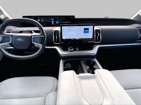 Used 2025 Ford Expedition Platinum w/ Driver's Package AWD/4WD image 16