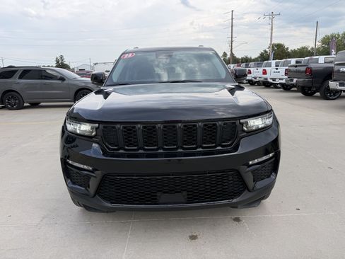 Used 2023 Jeep Grand Cherokee Limited w/ Black Appearance Package AWD/4WD image 36