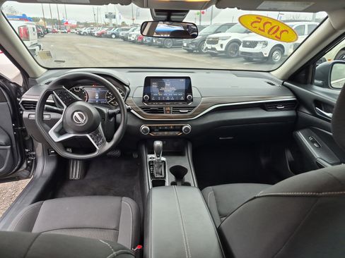 Used 2025 Nissan Altima 2.5 SV image 18