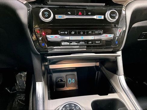 Used 2023 Ford Explorer Limited image 16