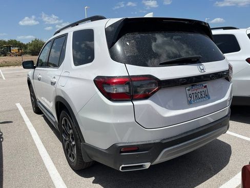 Used 2025 Honda Pilot Touring image 4