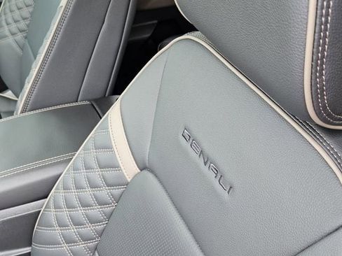 Used 2025 GMC Canyon Denali image 25