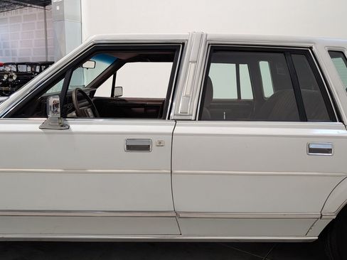Used 1988 Lincoln Town Car RWD image 27