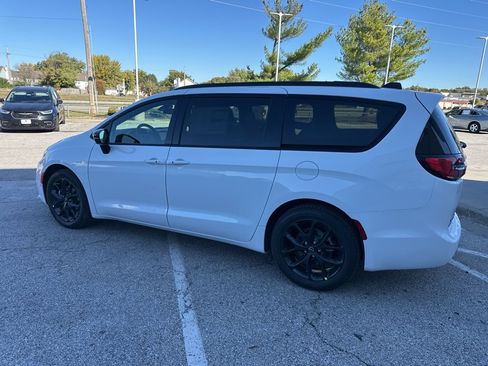 New 2026 Chrysler Pacifica Select image 21