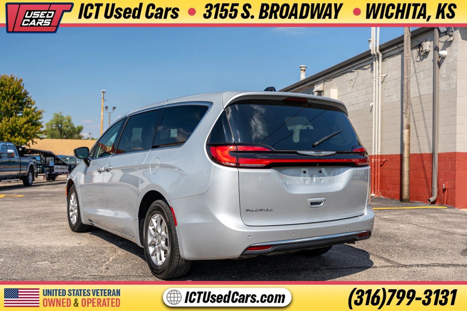 Used 2024 Chrysler Pacifica Touring-L FWD image 3