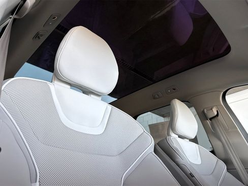 New 2025 Volvo EX90 Plus w/ Protection Package Premier image 17