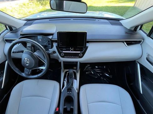 Used 2023 Toyota Corolla Cross LE AWD/4WD image 11