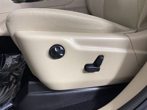 Used 2019 Jeep Grand Cherokee Laredo AWD/4WD image 18