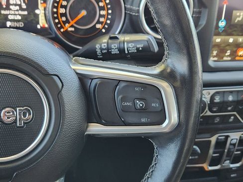 Used 2018 Jeep Wrangler Unlimited Sahara AWD/4WD image 18