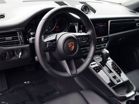 Certified 2025 Porsche Macan image 4