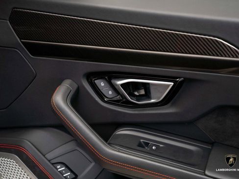 Used 2023 Lamborghini Urus S image 38