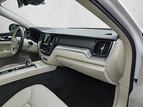 Used 2025 Volvo XC60 B5 Core AWD/4WD image 16