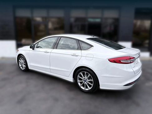 Used 2017 Ford Fusion SE w/ Fusion SE Technology Package image 3