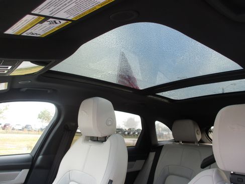 Used 2024 Jaguar F-PACE R-Dynamic S image 15