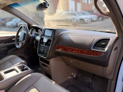 Used 2015 Chrysler Town & Country Touring image 10