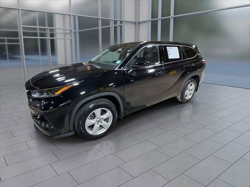 Certified 2022 Toyota Highlander LE image 4