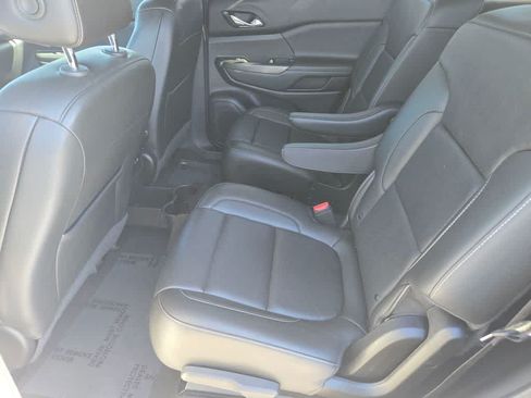 Used 2023 GMC Acadia SLT FWD image 12