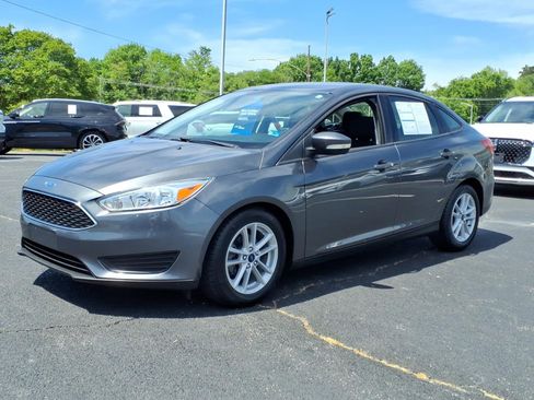 Used 2018 Ford Focus SE w/ Cold Weather Package FWD image 4