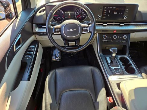 Used 2024 Kia Carnival LX image 10