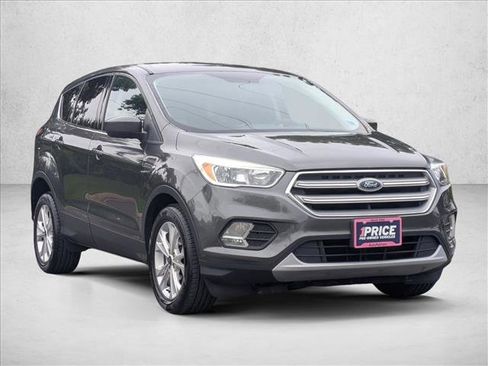 Used 2017 Ford Escape SE FWD image 3