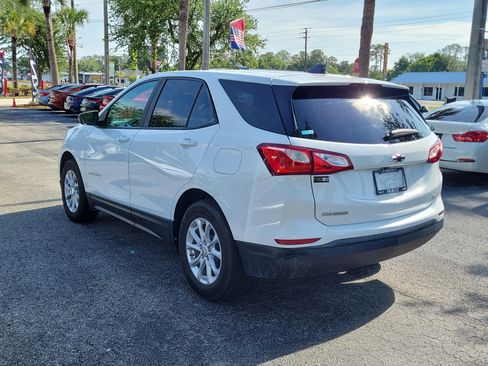 Used 2021 Chevrolet Equinox LS w/ LS Convenience Package AWD/4WD image 4