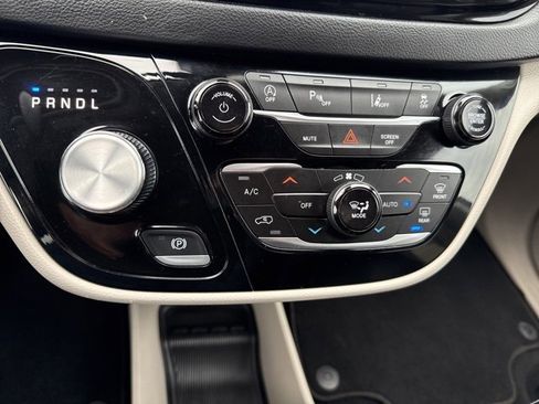 Used 2023 Chrysler Pacifica Touring-L image 38