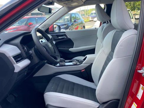 New 2025 Mitsubishi Outlander SE image 8