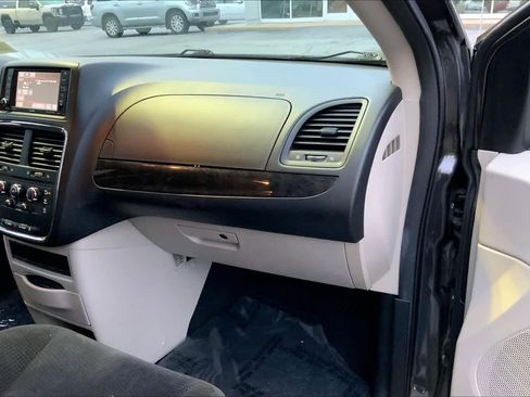 Used 2018 Dodge Grand Caravan SE w/ UConnect Hands-Free Group image 17