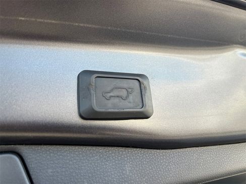 Used 2021 Toyota RAV4 XLE Premium image 19