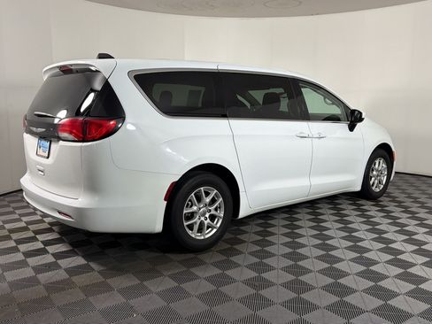 Used 2023 Chrysler Voyager LX FWD image 6