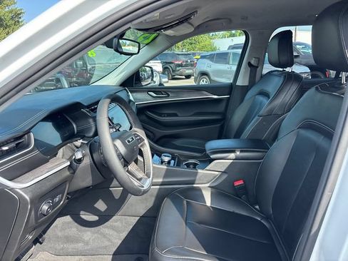 Used 2023 Jeep Grand Cherokee Limited AWD/4WD image 6